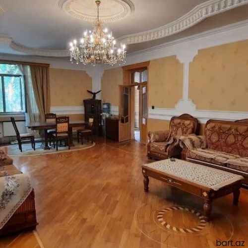 8-ci kilometrdə 7 otaqli həyət evi satilir.