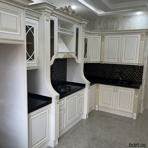 Yasamalda 4 otaqli mənzil satilir.