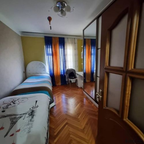  7-ci mikrorayonda 4 otaqli mənzil satilir.