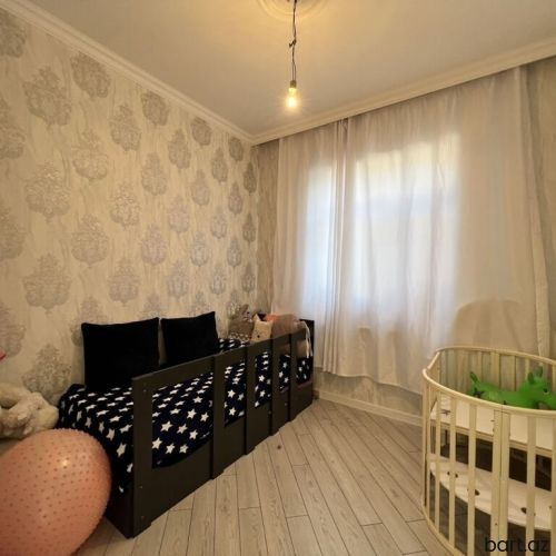 Binəqədi qəs-də 4 otaqli həyət evi satilir.