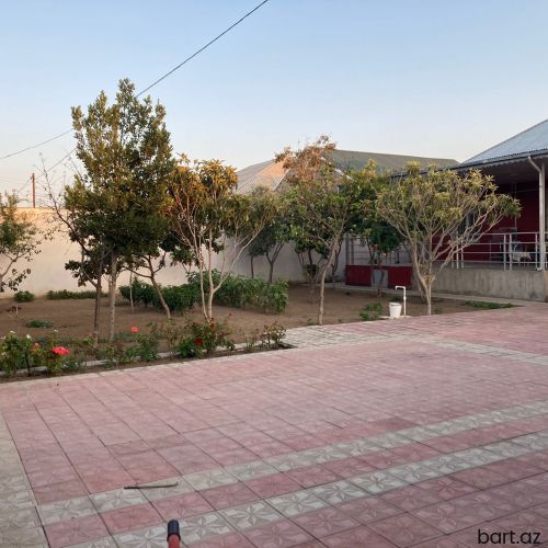 Buzovna-Maştağa yolunda həyət evi satılır
