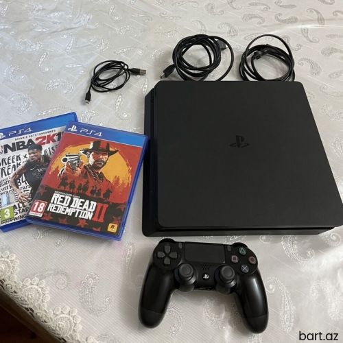  Sony PlayStation 4 Slim konsolu.