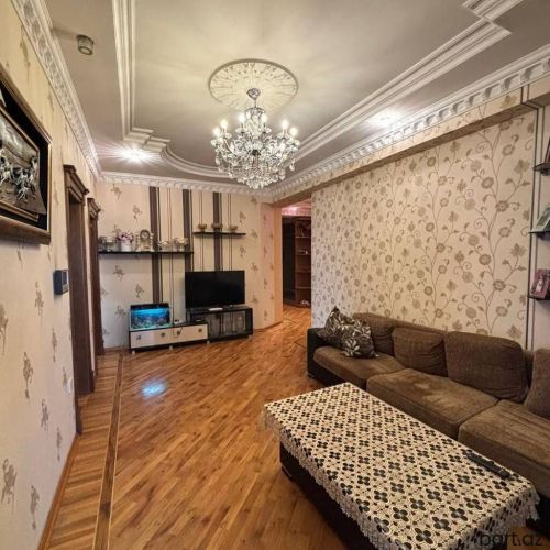 Qara Qarayev metda 3 otaqli mənzil satilir.