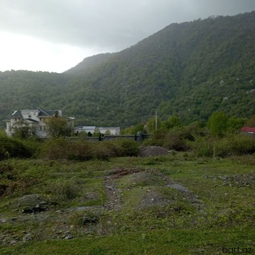 Qəbələdə 8 sot torpaq sahəsi satilir.