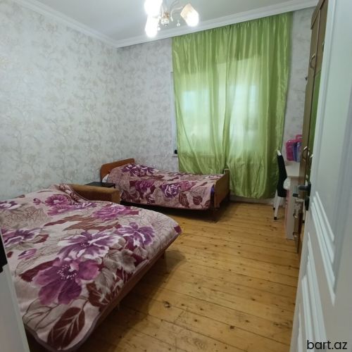 Albalılıq dayanacağında 3 otaqli mənzil satilir.