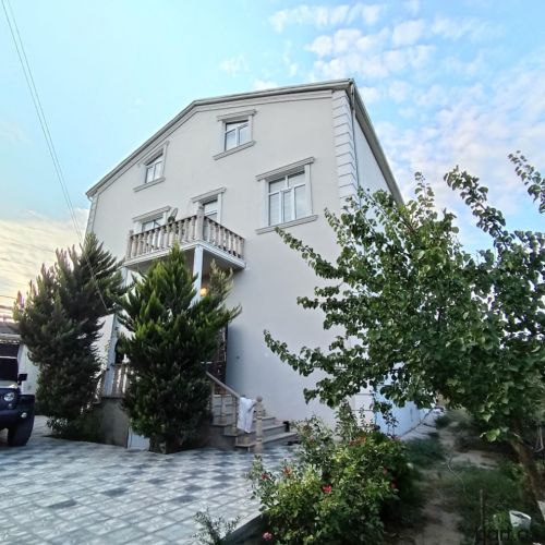Zövq və keyfiyyətlə inşa olunmuşi ev satılır